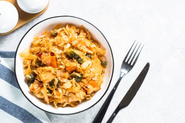 Pirinç ve sebze ile lahana güveç. 