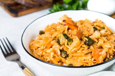 Pirinç ve sebze ile lahana güveç. 