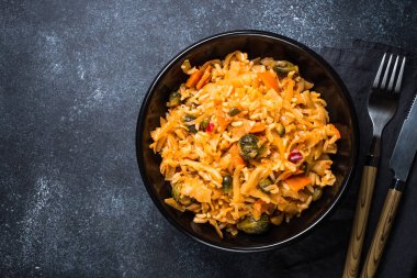 Pirinç ve sebze ile lahana güveç. 