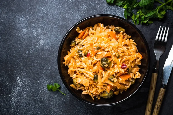 Stufato di cavolo con riso e verdure . — Foto Stock