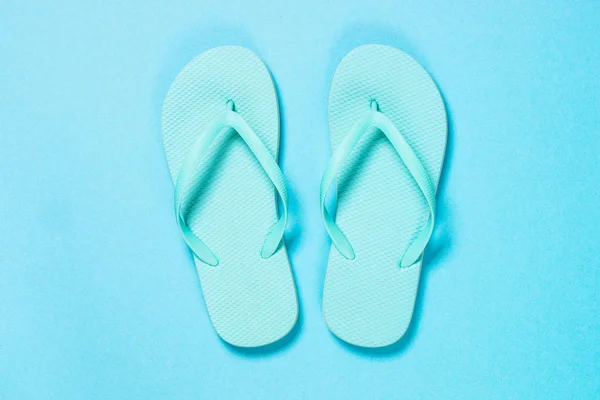 Blå flip-flops på blå bakgrund. — Stockfoto