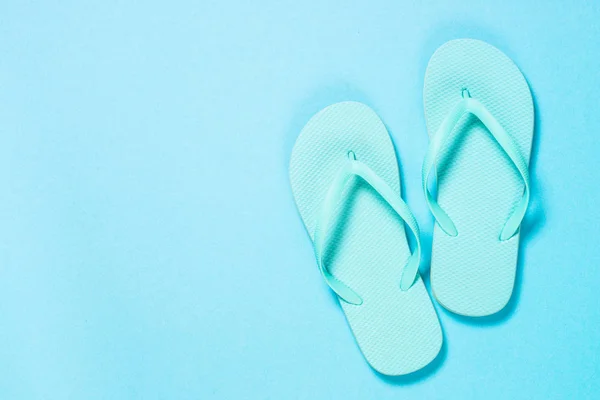 Blå flip-flops på blå bakgrund. — Stockfoto