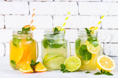 Limonata, mojito ve turuncu limonata.