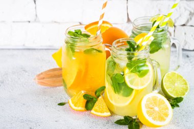 Limonata, mojito ve turuncu limonata.