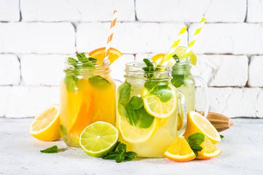 Limonata, mojito ve turuncu limonata.