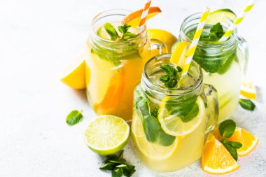 Limonata, mojito ve beyaz turuncu limonata.
