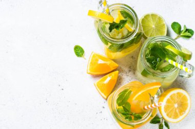 Limonata, mojito ve beyaz turuncu limonata.