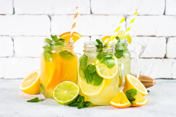 Limonade, Mojito und Orangenlimonade. — Stockfoto