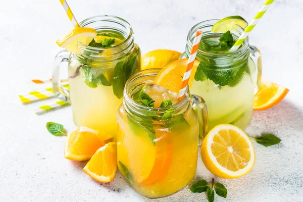 Limonada, mojito y limonada naranja sobre blanco . —  Fotos de Stock