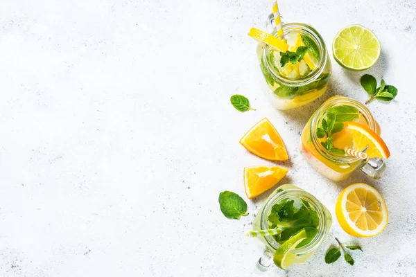 Limonada, mojito y limonada naranja sobre blanco . —  Fotos de Stock