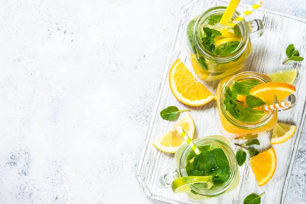 Limonada, mojito y limonada naranja sobre blanco . —  Fotos de Stock