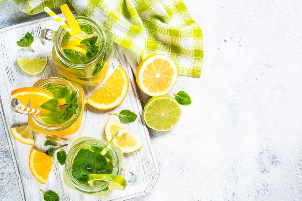 Limonada, mojito y limonada naranja sobre blanco . —  Fotos de Stock