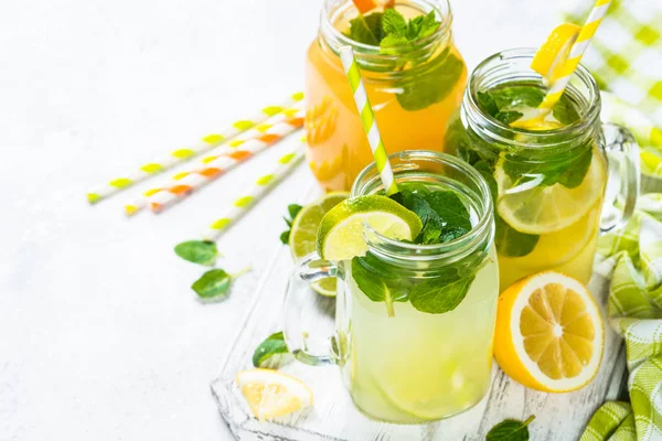 Limonada, mojito y limonada naranja sobre blanco . —  Fotos de Stock