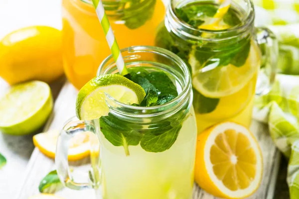 Limonada, mojito y limonada naranja sobre blanco . —  Fotos de Stock