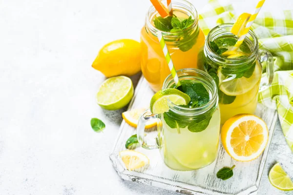 Limonada, mojito y limonada naranja sobre blanco . —  Fotos de Stock