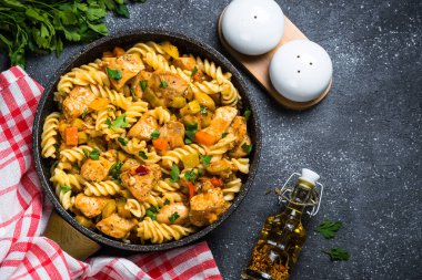 Makarna tavuk ve sebze, üstten görünüm.