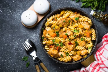 Makarna tavuk ve sebze, üstten görünüm.