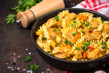 tavuklu ve sebzeli makarna.