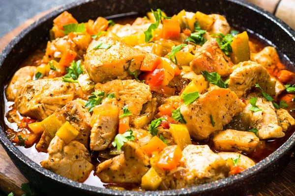 Guisado de frango com legumes mesa de pedra preta, vista superior . — Fotografia de Stock