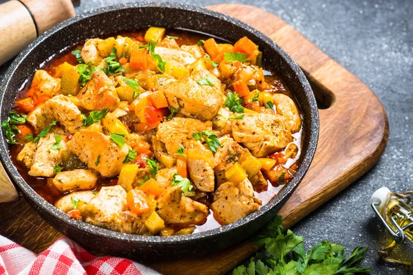 Estofado de pollo con verduras mesa de piedra negra, vista superior . — Foto de Stock