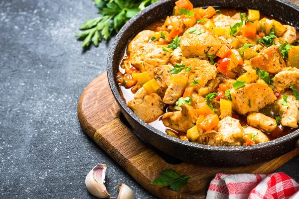 Estofado de pollo con verduras mesa de piedra negra, vista superior . — Foto de Stock