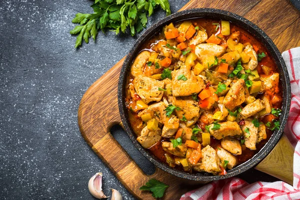 Estofado de pollo con verduras mesa de piedra negra, vista superior . — Foto de Stock