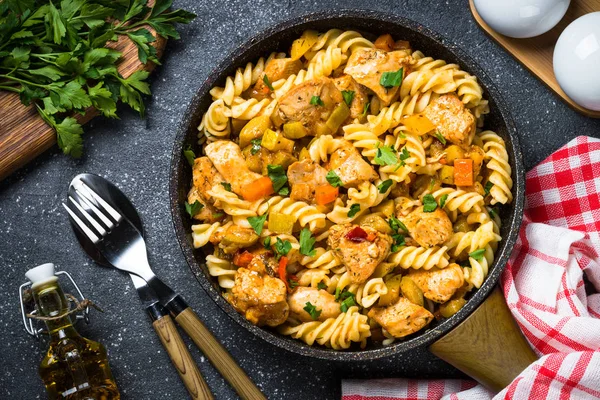 Makarna tavuk ve sebze, üstten görünüm.