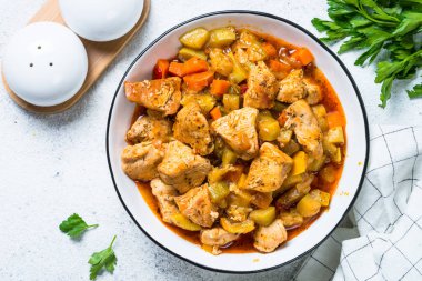 Tavuk güveç sebzeli, üstten görünüm.