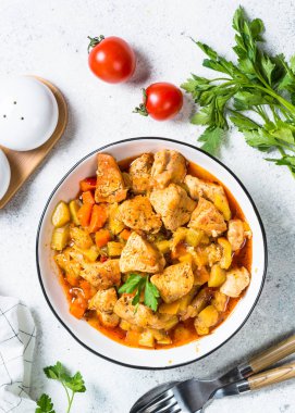 Tavuk güveç sebzeli, üstten görünüm.