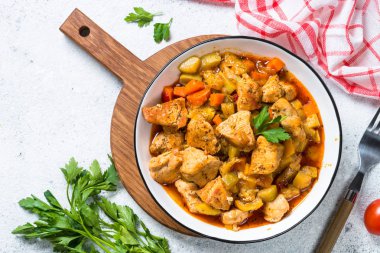 Tavuk güveç sebzeli, üstten görünüm.