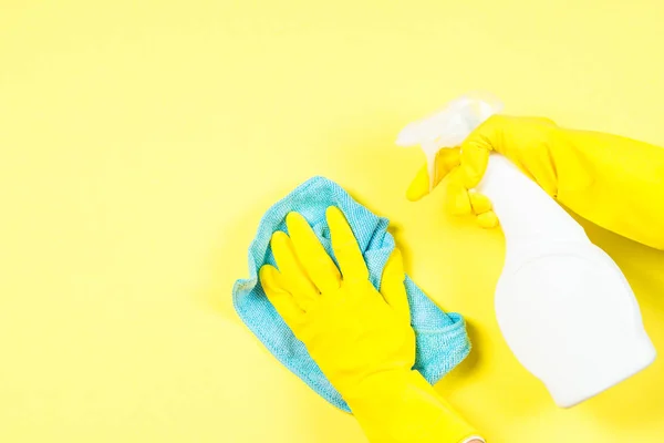 Concetto di pulizia con stracci in microfibra, guanti e detergente spray . — Foto Stock