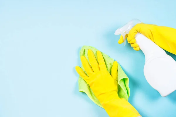 Conceito de limpeza em fundo azul. — Fotografia de Stock