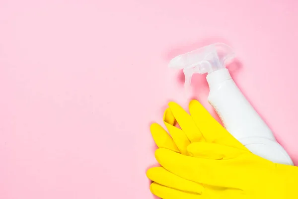 Limpieza de aerosol y guantes sobre fondo rosa . —  Fotos de Stock