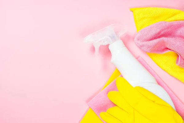 Schoonmaken van de spray, doek en handschoenen op roze achtergrond. — Stockfoto