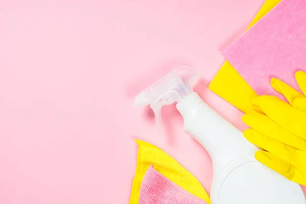 Limpieza de aerosol, paño y guantes sobre fondo rosa . — Foto de Stock