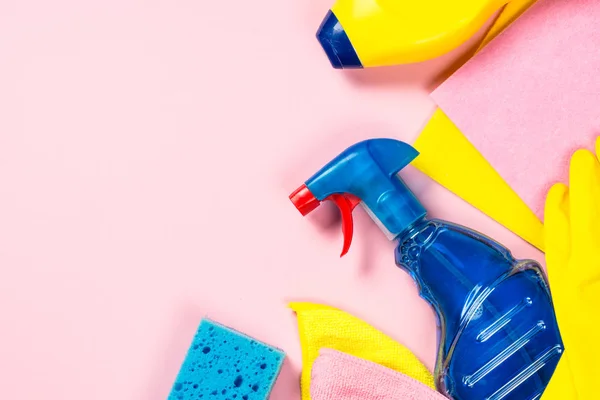Producto de limpieza, hogar en vista superior rosa . —  Fotos de Stock