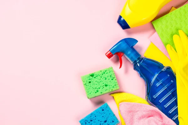 Producto de limpieza, hogar en vista superior rosa . —  Fotos de Stock