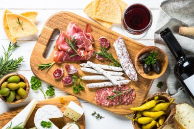 Salam, jamon ve beyaz zeytin ile İtalyan meze.