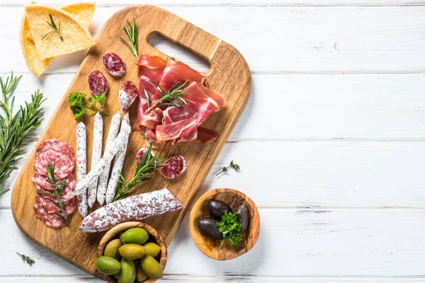 Італійський антипасти салямі, Хамон та оливки на білому. — стокове фото