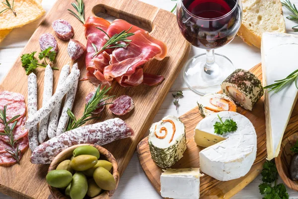 Antipasto delicatessen - carne, queijo e vinho . — Fotografia de Stock