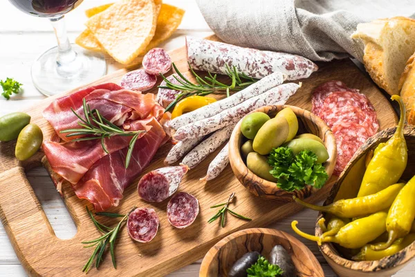 Antipasto - carne fatiada, jamon, salame, azeitonas — Fotografia de Stock