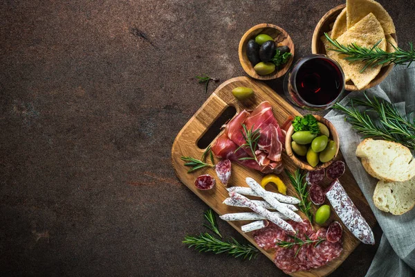 Antipasto - viande tranchée, jambon, salami, olives et vin vue de dessus . — Photo