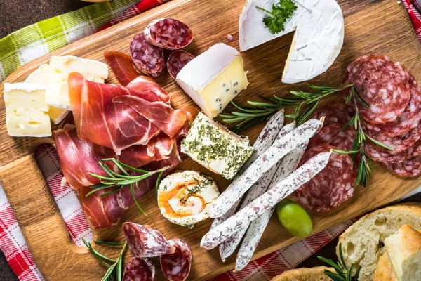 Charcuterie antipasto - viande tranchée, jambon, salami, olives sur planche de bois . — Photo