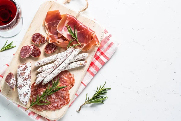 Set antipasto di spuntino di carne su bianco . — Foto Stock