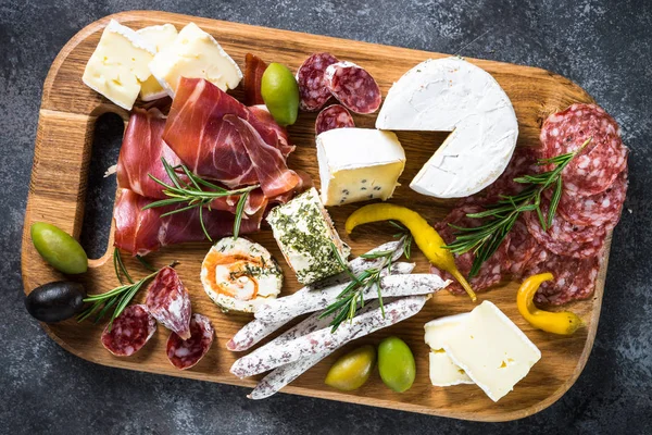 Antipasto - carne en rodajas, jamón, salami, queso, aceitunas en madera b —  Fotos de Stock