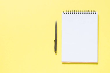 Defter, kalem ve smartphone sarı