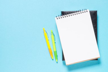 Defter ve kalem mavi.