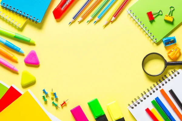 Papelería escolar y de oficina sobre fondo amarillo . — Foto de Stock