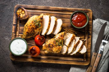 Tavuk biftek soslar en iyi manzaralı.