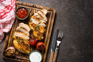 Tavuk biftek soslar en iyi manzaralı.